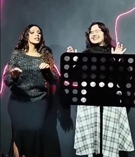 Aluno cantando como Whitney Houston após aulas de canto