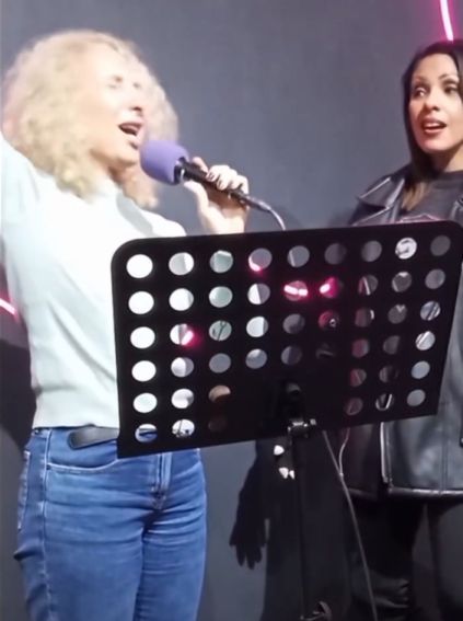 Aula de canto em andamento, aluna cantando rock com a professora