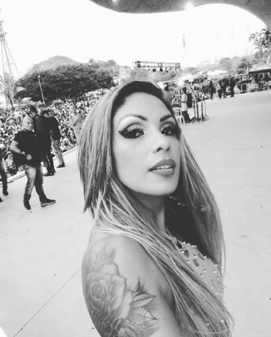 Retrato em preto e branco de Aline Fenny, professora de canto, antes de seu show, na frente de um grande público