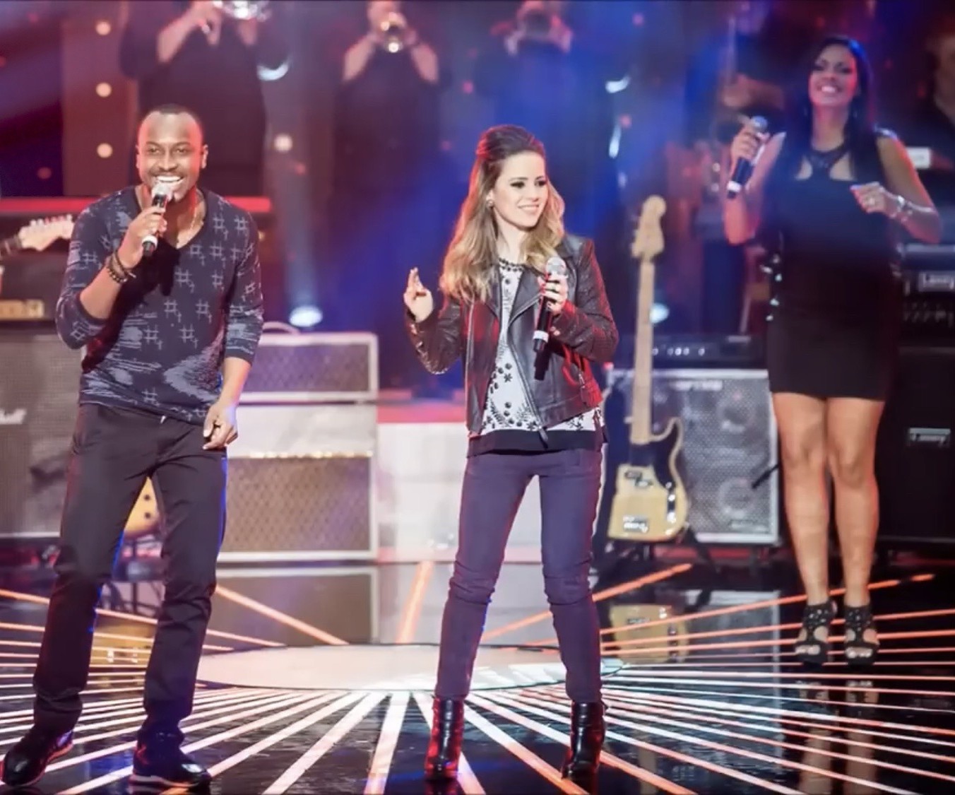 Aline Fenny, professora de canto, cantando em programa da Globo ao lado de Sandy e Thiaguinho