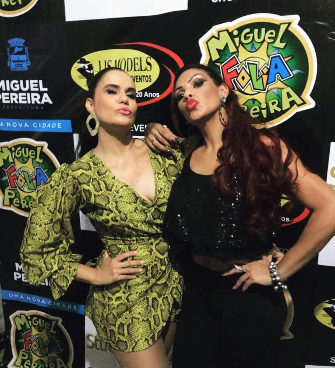 Aline Fenny, professora de canto e vocal coach, com a aluna e cantora Gilmelândia