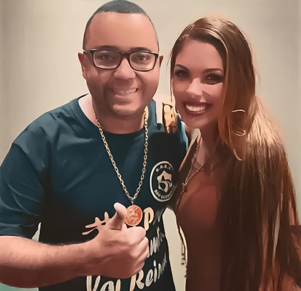 Aline Fenny, professora de canto e vocal coach, com o aluno e cantor Dudu Nobre