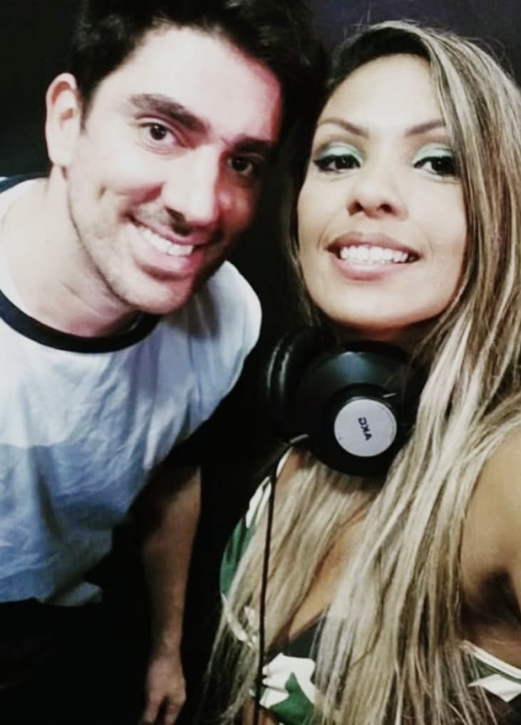Aline Fenny, professora de canto e vocal coach, com o aluno e humorista Marcelo Adnet